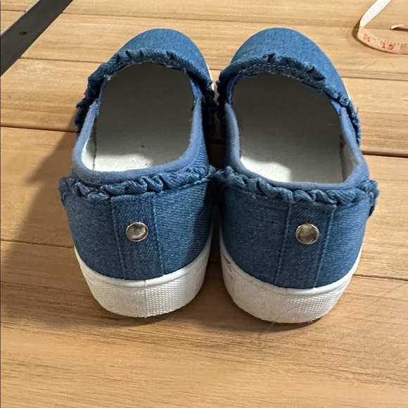 Comfort size 8 denim ruffle Blue Slip-On Sneakers - Picture 3 of 4